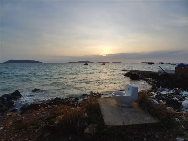 WC lộ thiên giữa biển cả