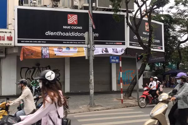 Chỉ trong vài ngày, lệnh khám xét cửa hàng Nhật Cường Mobile ở số 33 phố Lý Quốc Sư (Hà Nội) đã khiến hoạt động của công ty này bị đình trệ hoàn toàn. Nhà trường, phụ huynh lo lắng vì sổ liên lạc điện tử PINO trục trặc