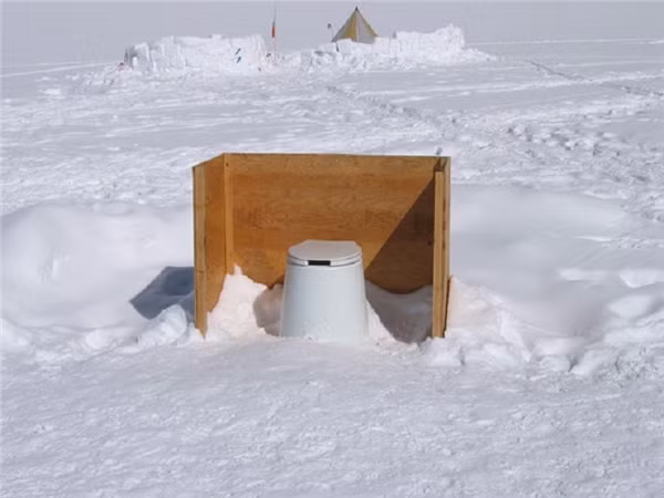 Toilet lộ thiên giữa tuyết trắng tại Alaska, Mỹ