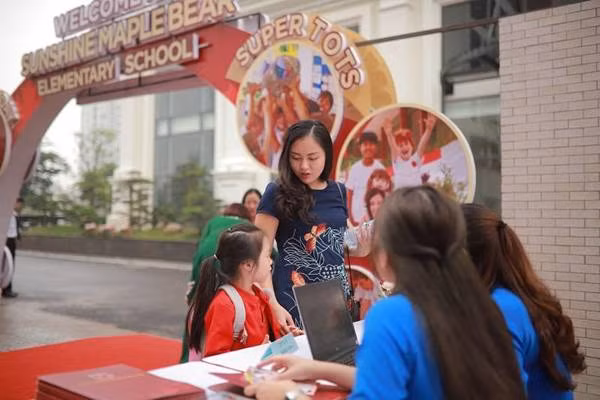 Sự kiện ra mắt Trường Tiểu học Quốc tế Sunshine Maple Bear thu hút của gần 500 phụ huynh và học sinh trên địa bàn Hà Nội. Sự kiện ra mắt Trường Tiểu học Quốc tế Sunshine Maple Bear thu hút của gần 500 phụ huynh và học sinh trên địa bàn Hà Nội.