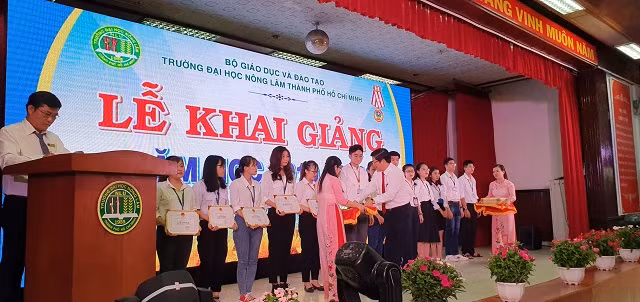 TS Trần Đình Lý- Phó hiệu trưởng Trường ĐH Nông Lâm TPHCM trao tặng bằng khen cho thủ khoa các khoa