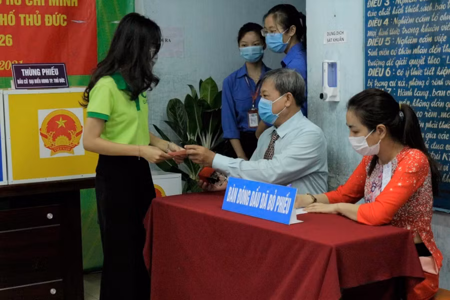 Sinh viên được hướng dẫn thực hiện việc bỏ phiếu