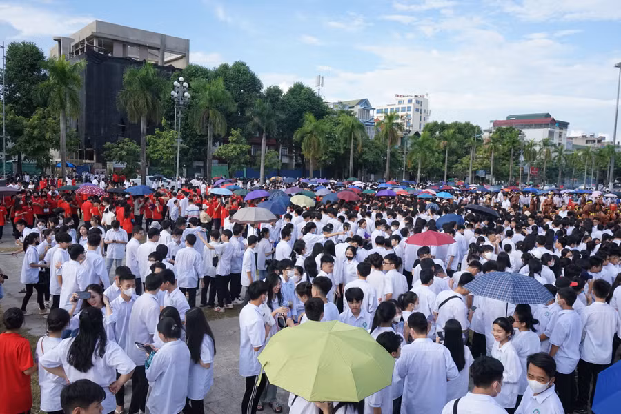 Học sinh đứng chật kín Quảng trường Lam Sơn. (Ảnh: NT) Học sinh đứng chật kín Quảng trường Lam Sơn. (Ảnh: NT)
