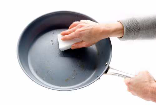 Lý do tuyệt đối không rửa chảo chống dính ngay sau khi nấu