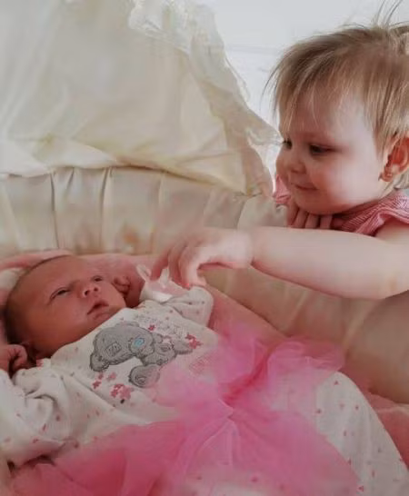 Desirae chụp ảnh cùng chị gái Isabella
