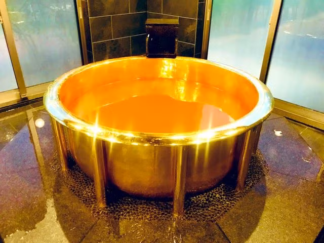 Tắm trong bồn bằng vàng 18 carat trải nghiệm làm “đại gia” - 1