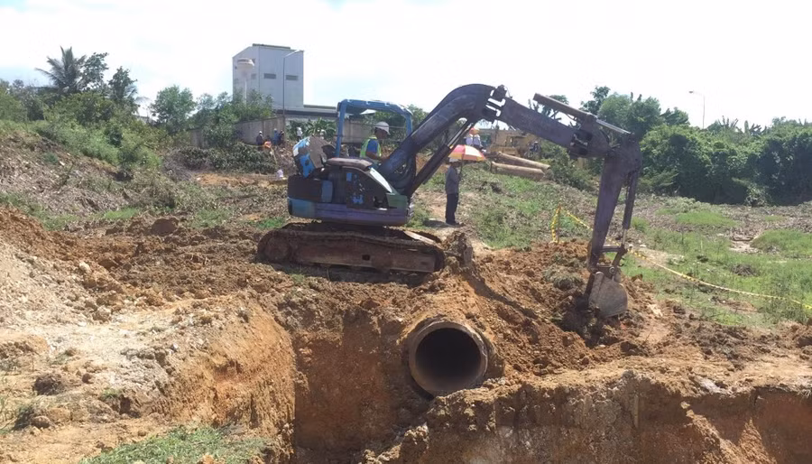 Đường ống xả thải ngầm ra sông La Ngà bị khai quật vào ngày 31/5. Đường ống xả thải ngầm ra sông La Ngà bị khai quật vào ngày 31/5.