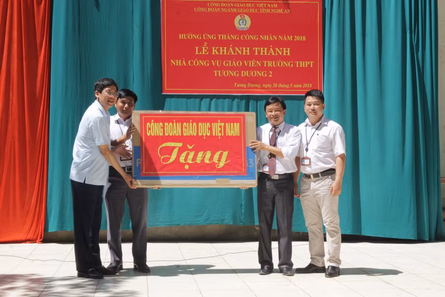Công đoàn GDVN trao quà cho Trường THPT Tương Dương 2