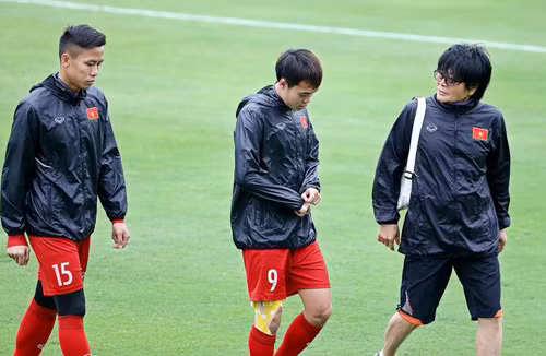 Bác sĩ Choi Ju-young hỗ trợ điều trị cho các tuyển thủ Việt Nam tại AFF Cup 2018