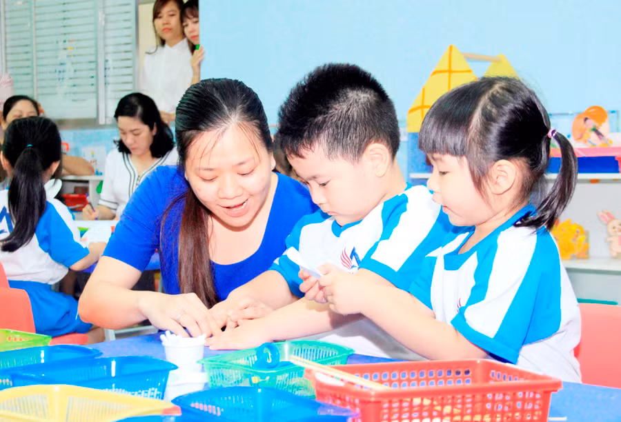 Trong lớp học phổ cập của trẻ mầm non 5 tuổi