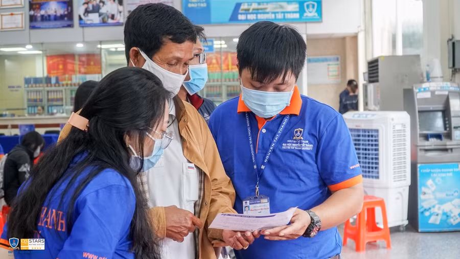 Phụ huynh tìm hiểu thông tin về ngành học cho con tại Trường ĐH Nguyễn Tất Thành