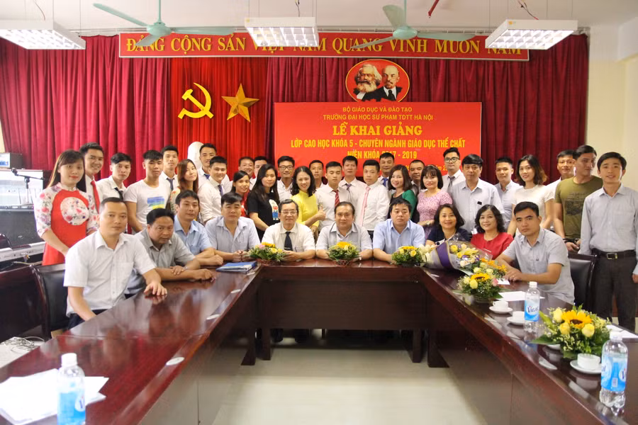 Các học viên lớp cao học khóa 5 với 50 học viên phấn khởi chụp ảnh lưu niệm cùng lãnh đạo Nhà trường trong Lễ khai giảng