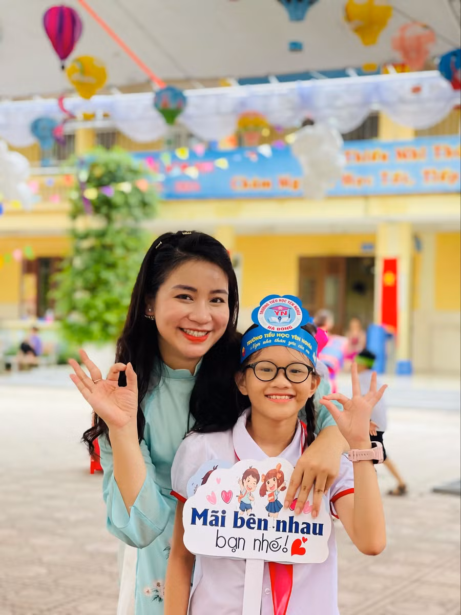 Cô trò Trường Tiểu học Yên Nghĩa (Hà Đông, Hà Nội) vui mừng trong buổi đầu tiên của năm học mới 2023-2024.
