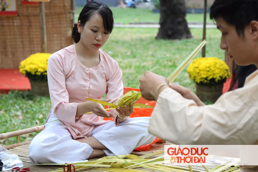Không gian xem tết với sự góp mặt của nhiều nghệ nhân thủ công, khiến nhiều người thích thú.