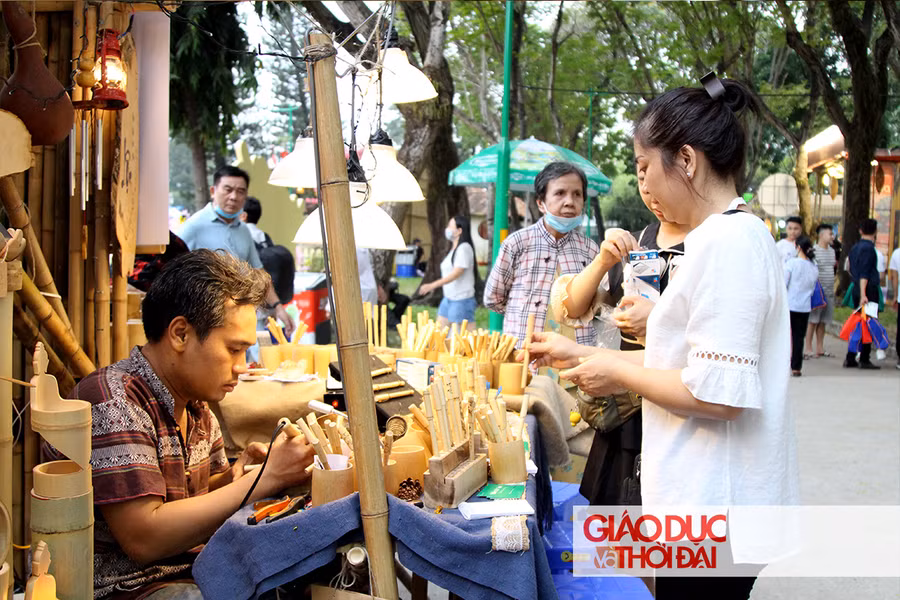 Không gian chợ tết tấp nập người mua sắm.