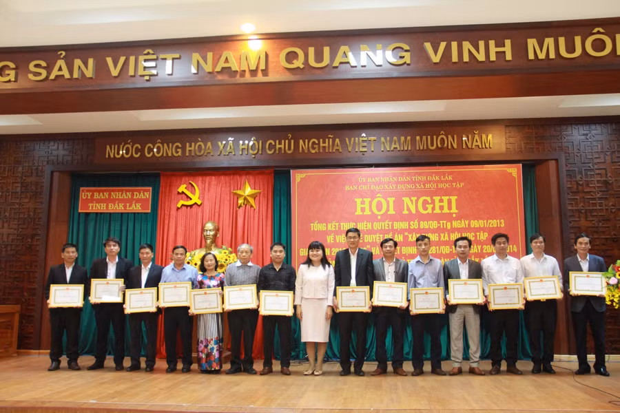 Bà H’ Yim Kđoh trao Bằng khen của UBND tỉnh cho các cá nhân