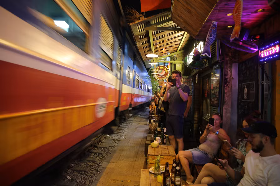 Việc "lạ đường" là rất nguy hiểm đối với du khách nước ngoài mỗi khi check-in tại cafe đường tàu