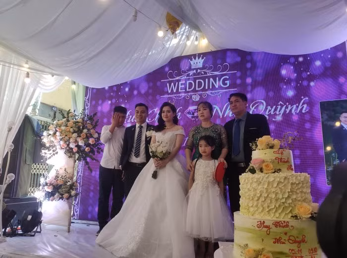 Chân dung cô dâu, chú rể với đám cưới có một không hai.&nbsp;(Ảnh: Nguyễn Tuấn Vũ).