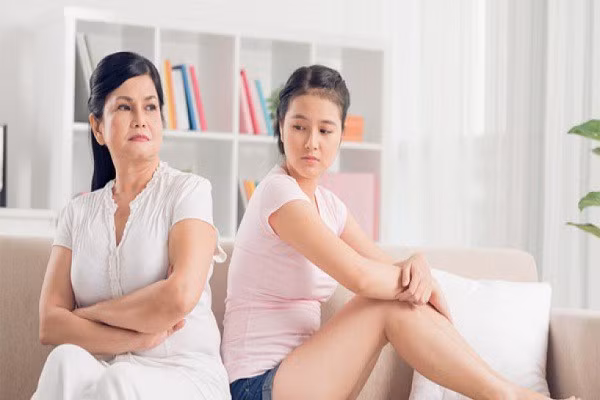 Mẹ chồng nàng dâu khác máu tanh lòng, khó hòa hợp yêu thương nhau. (Ảnh minh họa).