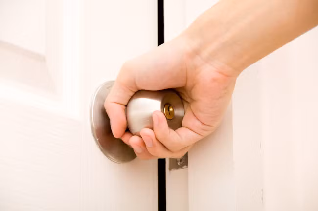 Những vật dụng chứa cả "ổ" vi khuẩn trong nhà và cách làm sạch đơn giản không ngờ - Ảnh 5.