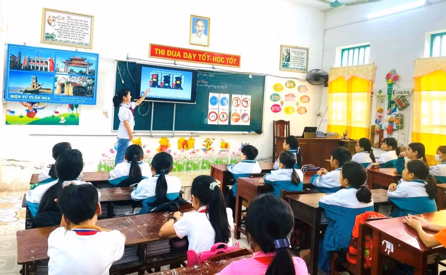 Các em học sinh lớp 5 nhận biết về các tín hiệu đèn giao thông và một số biển báo giao thông đường bộ.