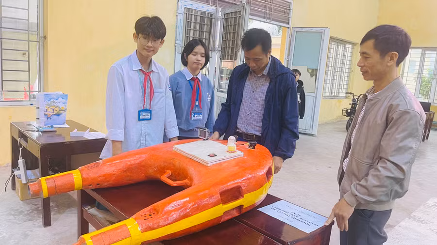 Sản phẩm "Thiết bị hỗ trợ phòng chống đuối nước" của nhóm học sinh Trường THCS Hải Xuân. Sản phẩm "Thiết bị hỗ trợ phòng chống đuối nước" của nhóm học sinh Trường THCS Hải Xuân.
