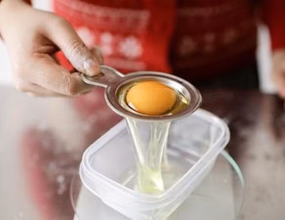 Cách tẩy vết mốc quần áo bằng lòng trắng trứng gà