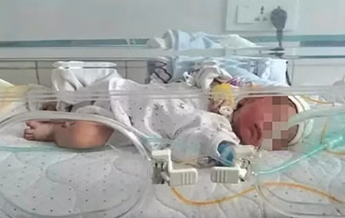 Bé gái đang được nằm lồng ấp tại bệnh viện nhỏ ở tỉnh Hồ Bắc, Trung Quốc. Bé gái đang được nằm lồng ấp tại bệnh viện nhỏ ở tỉnh Hồ Bắc, Trung Quốc. Ảnh: scmp.