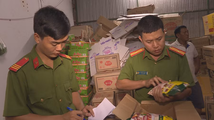 Hơn 10 tấn hàng bị lực lượng chức năng phát hiện, thu giữ.