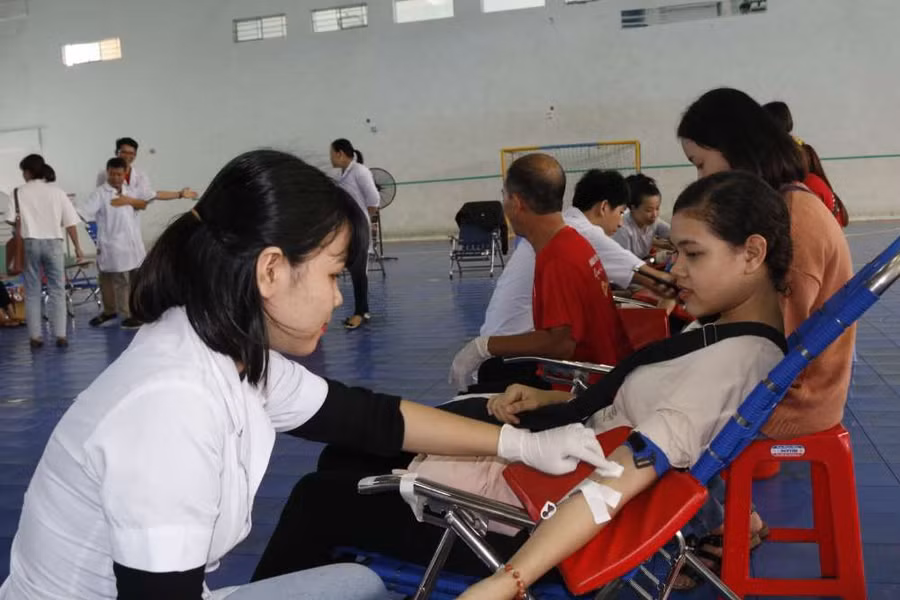  Bác sĩ kiểm tra huyết áp cho người tình nguyện hiến máu.