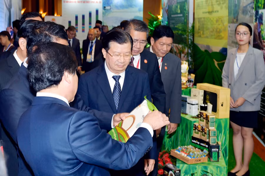Phó Thủ tướng Trịnh Đình Dũng cùng các đại biểu thăm gian hàng triển lãm tại sự kiện