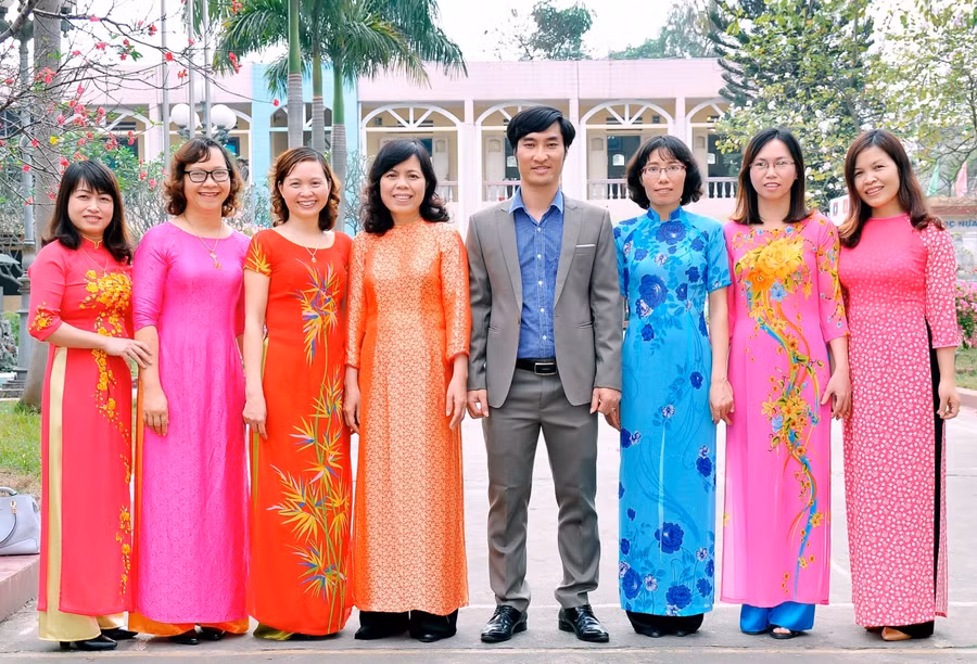 Những gương mặt giáo viên tổ Ngữ Văn - Trường Hữu Nghị 80.