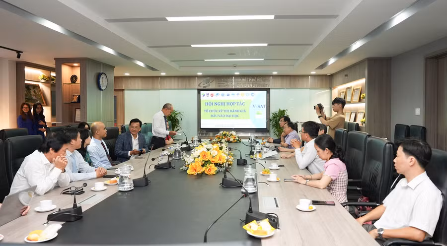 Quang cảnh lễ ký kết công nhận kết quả kỳ thi đánh giá năng lực đầu vào trên máy tính của 4 trường đại học.