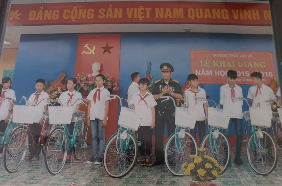 Cựu binh mua hơn 50 xe đạp tặng học sinh nghèo