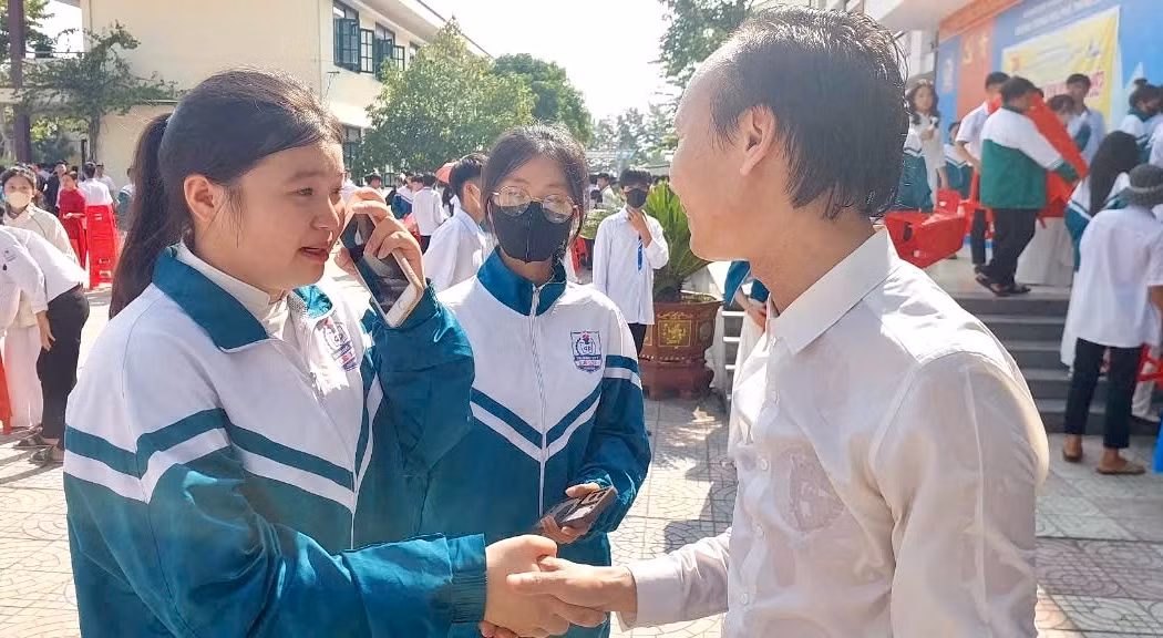 Một học sinh hạnh phúc đến rơi nước mắt khi gặp lại TS Huỳnh Anh Bình tại buổi tư vấn hướng nghiệp ở trường mình. 