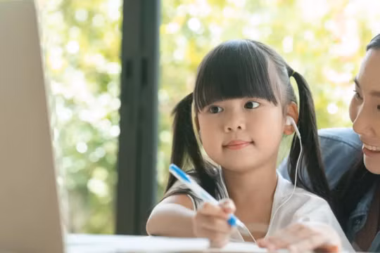 Khi cố gắng phát triển sự tự tin cho con, phụ huynh cũng cần chú ý đến thái độ nuôi dạy của chính mình. (Ảnh: ITN)