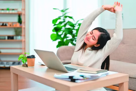Tùy vào giới tính và độ tuổi, mỗi người có thể chọn tư thế ngồi phù hợp hơn với bản thân. (Ảnh: ITN)