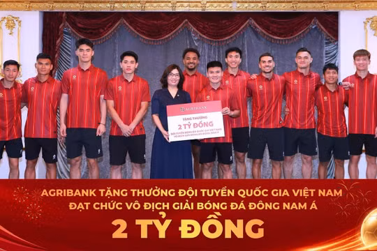 Đại diện Agribank Bà Từ Thị Kim Thanh - Thành viên HĐTV trao thưởng 2 tỷ đồng chúc mừng thành tích xuất sắc của Đội tuyển Quốc gia Việt Nam