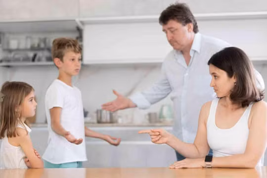 Đằng sau những đứa trẻ không nghe lời thường ẩn chưa những nguyên nhân từ gia đình. (Ảnh: ITN).