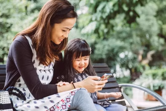 Nhiều bậc phụ huynh mắc hội chứng không rời điện thoại. (Ảnh: ITN).