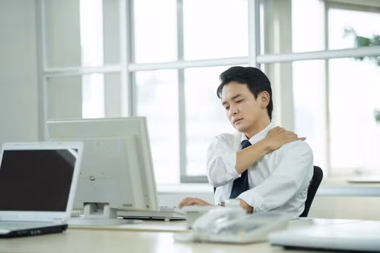 Để bảo vệ cột sống, dân văn phòng cần bắt đầu từ việc điều chỉnh môi trường và thiết bị văn phòng một cách khoa học. (Ảnh: ITN).