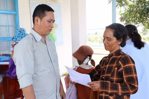 Anh Nguyễn Ngọc Vấn hỗ trợ người dân tại buổi khám sức khỏe cộng đồng.