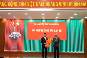 Chủ nhiệm Ủy ban Kiểm tra Trung ương Trần Sỹ Thanh trao quyết định và tặng hoa chúc mừng ông Trần Văn Phúc - Ảnh: UBKT Trung ương