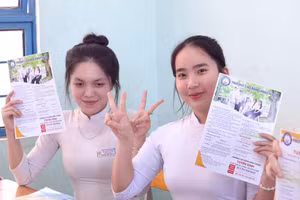 Các học sinh trong buổi tư vấn tuyển sinh của Trường Cao đẳng Bình Thuận. Ảnh: Trường Cao đẳng Bình Thuận.