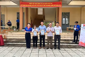 Đại diện hệ thống Phòng khám Đa khoa Tân Phúc nhận thư cảm ơn từ Ban tổ chức.