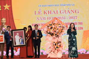 Phó Chủ tịch nước Võ Thị Ánh Xuân chúc mừng năm học mới Trường Phổ thông nội trú liên cấp Tiểu học và THCS Chiềng Sơn.