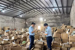 Lực lượng Quản lý thị trường tỉnh Quảng Ninh tại hiện trường.