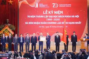 Tổng Bí thư, Chủ tịch nước Tô Lâm trao Huân chương Lao động hạng Nhất cho Đại học Bách khoa Hà Nội.