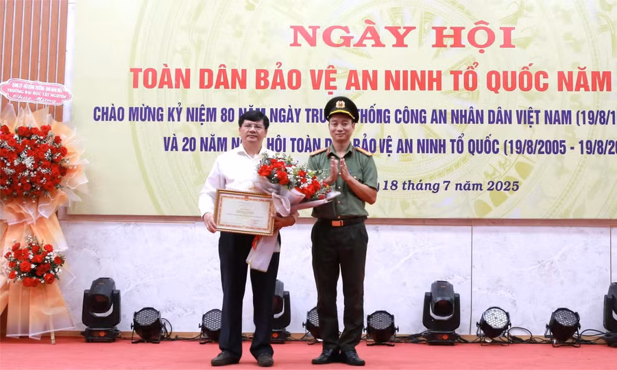Lãnh đạo Trường Đại học Tây Nguyên nhận Bằng khen của Bộ Công an. (Ảnh: TT)