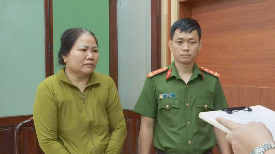 Cơ quan Công an tống đạt các quyết định tố tụng đối với Hồ Thụy Bích Dân. (Ảnh: SĐ)